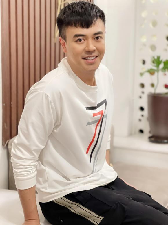 MC Tuấn Tú "thả thính": "Thôi... đã lỡ nhìn anh mất rồi thì cứ cười đi em".