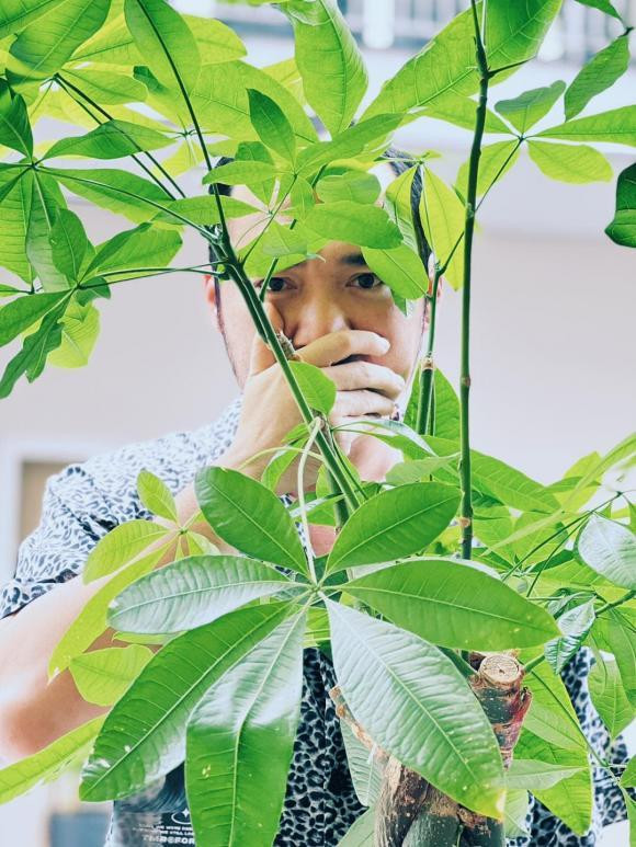 Diễn viên Tiến Luật hài hước kể: "Trước khi chụp tấm này, tôi doạ vợ nếu mà chụp mờ, chụp xấu, chụp khùng chụp điên là tôi bỏ nhà đi 3 ngày. Bà sợ liền".