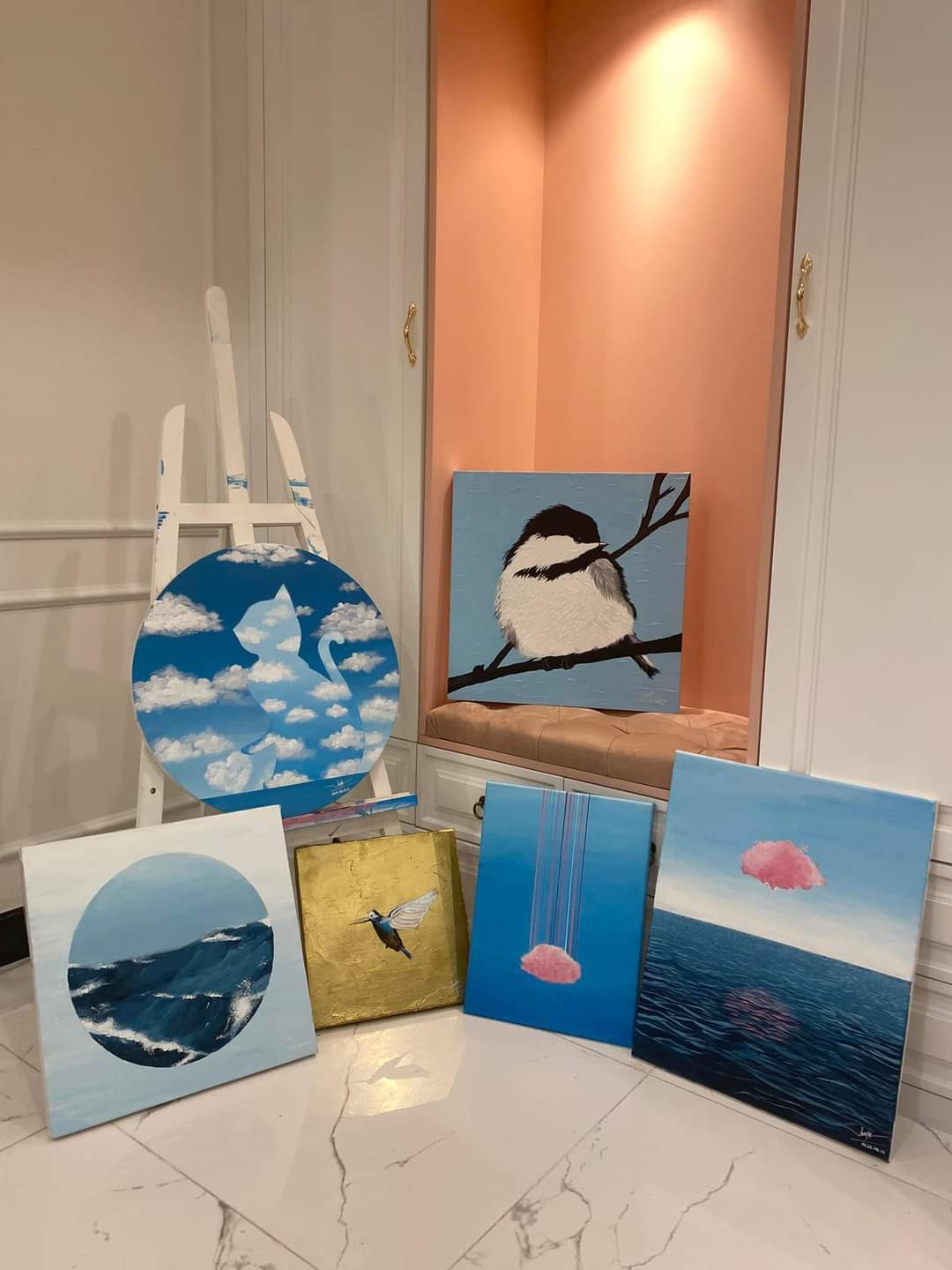 Thuỷ Top khoe 6 bức tranh vẽ bằng màu acrylic trên canvas. "Giải pháp chữa lành cảm xúc và em bé bên trong được trị liệu bằng cách thiền vẽ. Trong 87 ngày vừa vẽ vừa đối thoại với chính mình. Em bé tận hưởng từng giây phút được giãi bày cảm xúc một cách chân thật và nhiều tình yêu thương nhất. Chấp nhận mình không hoàn hảo, kỹ năng của mình chưa thật xịn nhưng mình đã đặt tất cả mọi suy tư vào nó. Mình chấp nhận nó như nó chính là", Thuỷ Top viết.