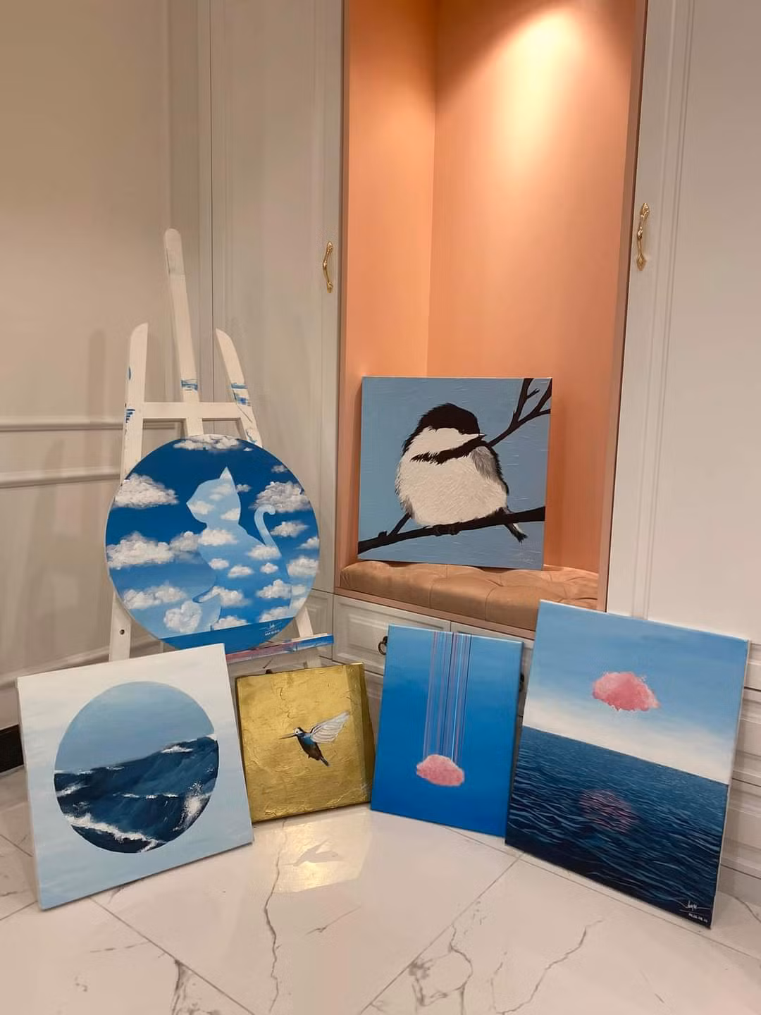 Thuỷ Top khoe 6 bức tranh vẽ bằng màu acrylic trên canvas. "Giải pháp chữa lành cảm xúc và em bé bên trong được trị liệu bằng cách thiền vẽ. Trong 87 ngày vừa vẽ vừa đối thoại với chính mình. Em bé tận hưởng từng giây phút được giãi bày cảm xúc một cách chân thật và nhiều tình yêu thương nhất. Chấp nhận mình không hoàn hảo, kỹ năng của mình chưa thật xịn nhưng mình đã đặt tất cả mọi suy tư vào nó. Mình chấp nhận nó như nó chính là", Thuỷ Top viết.