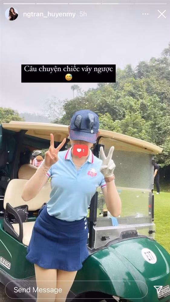 Á hậu Huyền My được đánh giá là một trong những mỹ nhân sành mặc của Vbiz. Thế nhưng còn nhớ cách đây không lâu, cô cũng mắc lỗi trang phục đầy hài hước. Đó chính là việc mặc váy ngược khi đi đánh golf.