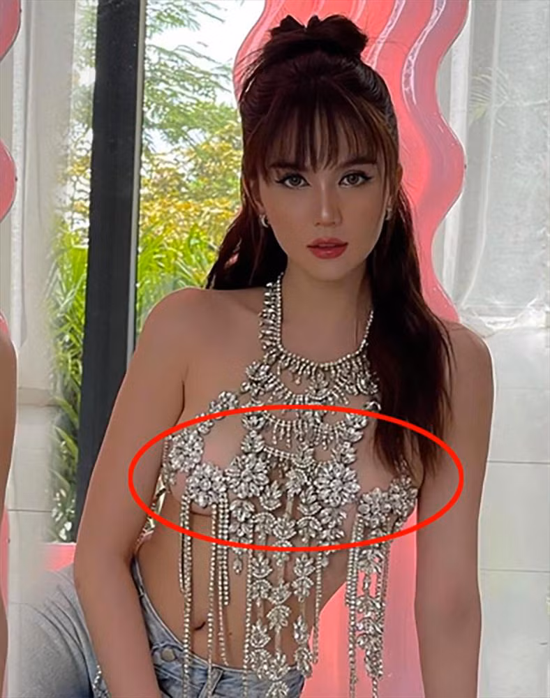 Rất nhiều lần, miếng dán ngực bằng silicon màu hồng trở thành vật thu hút sự chú ý vào nơi cần được che đi.