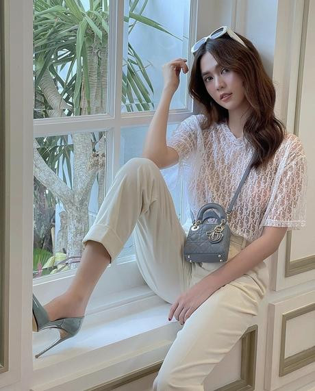 Không chắc là cô có thù hay ưu ái miếng dán ngực mà nhường cả spotlight cho loại đồ bảo hộ này.