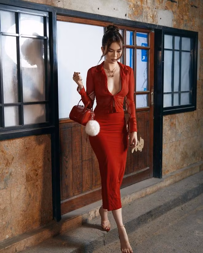 Tự phong cho mình danh hiệu "nữ hoàng nội y" nhưng Ngọc Trinh luôn có những pha mặc sai nội y hoặc chọn phụ tùng che ngực "đi vào lòng đất".