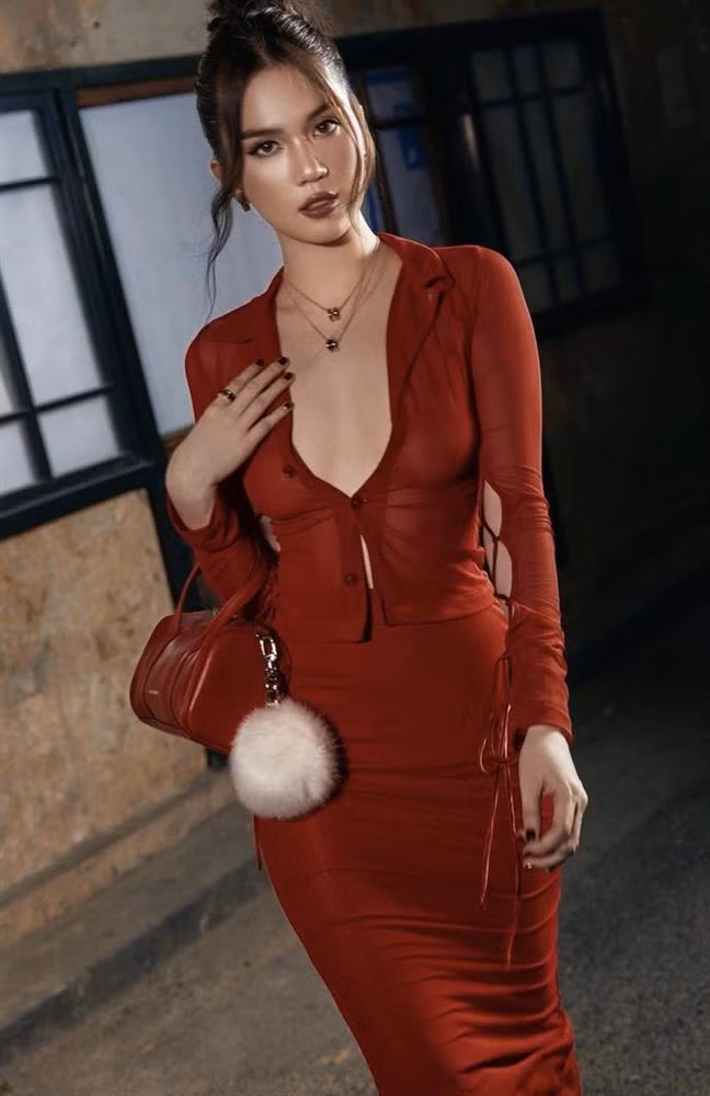 Tuy nhiên, miếng dán ngực là đồ bảo hộ, đáng lẽ phải "tàng hình" thì lại lồ lộ còn nhức mắt không kém thả rông hoàn toàn.