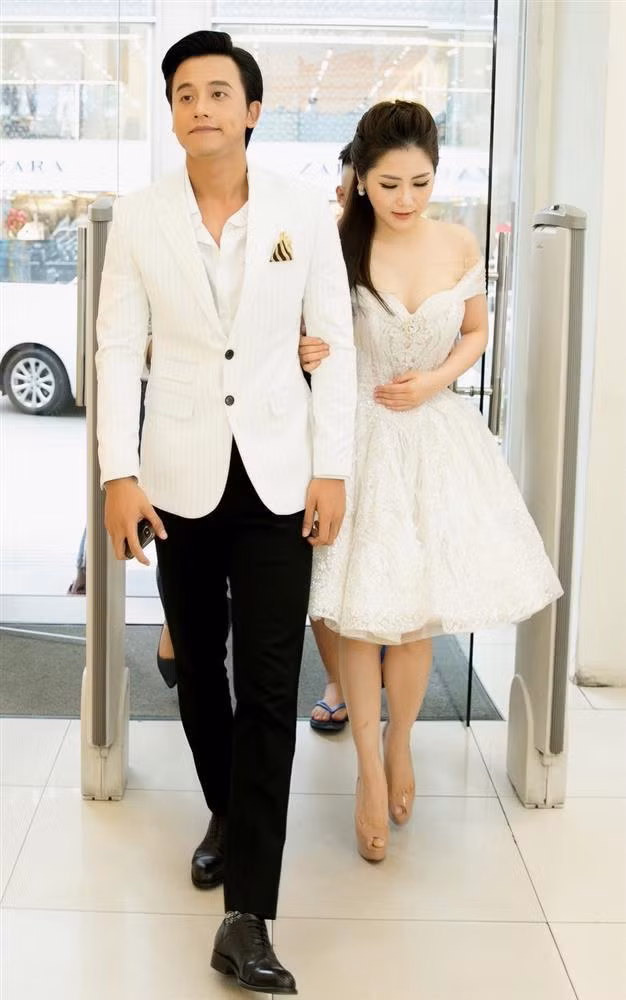 Mai Tài Phến và Hương Tràm từng có thời gian "cảm nắng" nhau sau khi đóng chung MV "Em Gái Mưa". Những tưởng họ sẽ là một cặp đôi đẹp của làng giải trí, nhưng chưa đầy 1 tháng, Mai Tài Phến đã xác nhận chuyện tình cảm không thành. Thừa nhận Hương Tràm là mối tình ngắn ngủi nhất trong cuộc đời mình, nam diễn viên cho biết nguyên nhân 2 người chia tay là vì không có nhiều thời gian cho nhau.