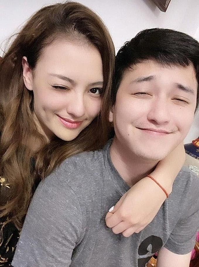 Trước Đạt G - Bảo Ngọc, nhiều mối tình sao Việt cũng "sớm nở tối tàn". Góp mặt trong danh sách tình yêu chóng vánh của sao Việt là Huỳnh Anh - Hồng Quế. Tháng 4/2020, nam diễn viên xác nhận tìm hiểu chân dài Hà Thành. Tuy nhiên, mối quan hệ chớm nở đã nhanh chóng tan vỡ chỉ sau hơn 1 tháng. Hủy theo dõi nhau trên mạng xã hội, Huỳnh Anh khẳng định anh và Hồng Quế không thể tiến xa.