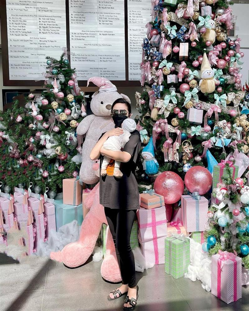 ...và đúng 1 ảnh cho con đi tiêm thì những bức ảnh gần nhất đều là ảnh bầu.