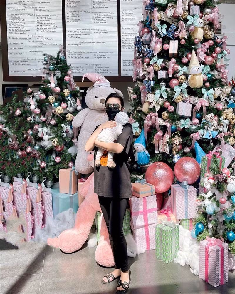 ...và đúng 1 ảnh cho con đi tiêm thì những bức ảnh gần nhất đều là ảnh bầu.