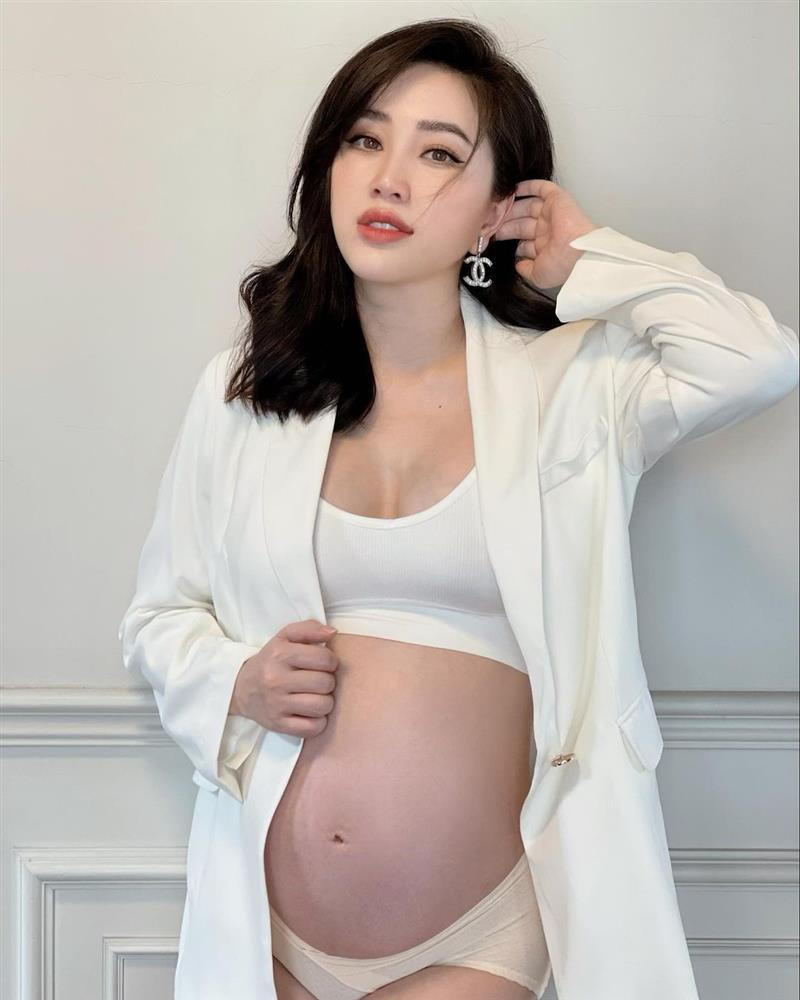 Ngoài gương mặt xinh đẹp không bị vỡ nét, ca sĩ Bảo Thy rất may mắn không bị rạn nhiều giống các mẹ bỉm Vbiz khác như Hòa Minzy, Võ Hạ Trâm...