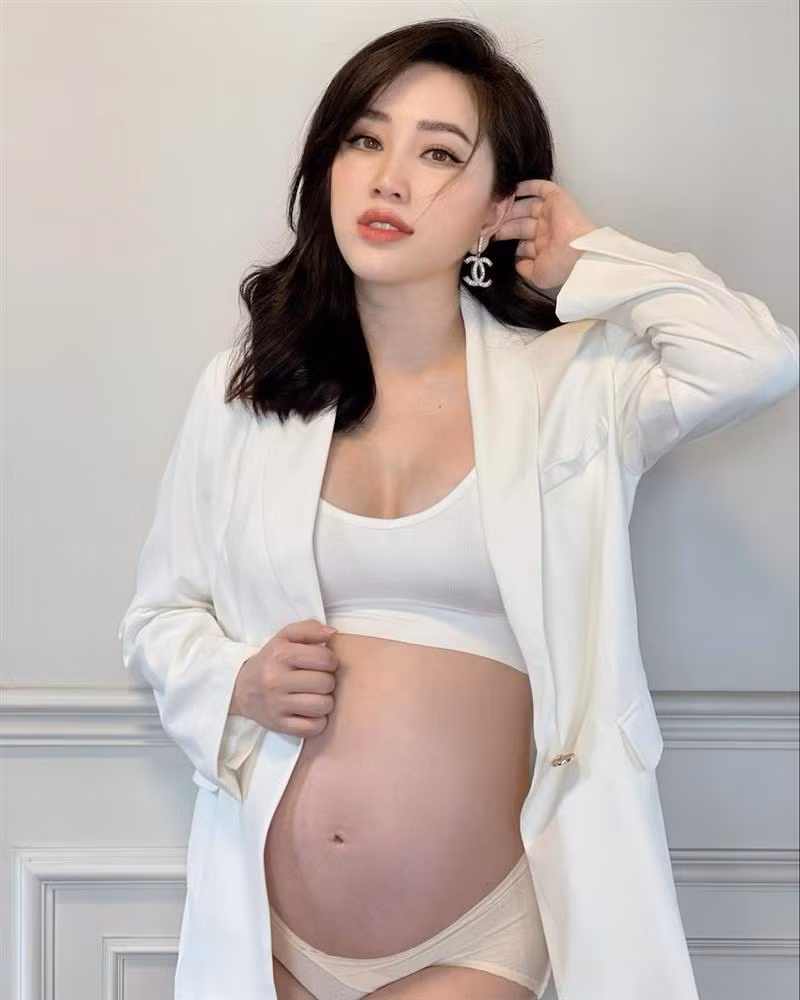 Ngoài gương mặt xinh đẹp không bị vỡ nét, ca sĩ Bảo Thy rất may mắn không bị rạn nhiều giống các mẹ bỉm Vbiz khác như Hòa Minzy, Võ Hạ Trâm...