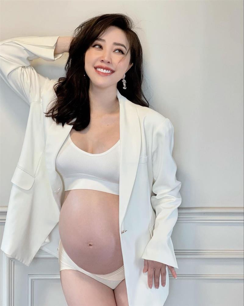 Như bộ ảnh mới nhất chẳng hạn, Bảo Thy khoe hình ảnh ở tuần thai 36, khi cô đã tăng 9kg so với thời son rỗi.