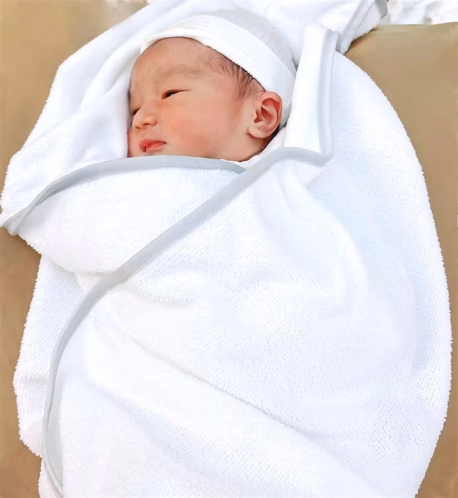 br/> Giữa tháng 11, Bảo Thy bất ngờ thông báo đã sinh con đầu lòng cho ông xã Phan Lĩnh khiến dân mạng ngỡ ngàng, ngơ ngác, ngã ngửa. Thời gian trước đó, dù liên tục vướng nghi án bầu bí, nữ ca sĩ một mực phủ nhận, thậm chí giấu bụng bầu khéo vô cùng. Thế nhưng khi nhóc tì chào đời bình an, cô bắt đầu xả kho ảnh bầu liên tục khiến nhiều người hâm mộ còn trêu rằng: "Tưởng giờ Bảo Thy mới bắt đầu mang thai chứ".Trên trang cá nhân của Bảo Thy, ngoài ảnh cận mặt em bé khi mới chào đời...