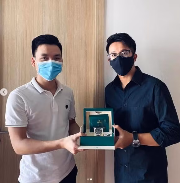 Mới đây, Matt Liu khoe vừa tậu thêm chiếc đồng hồ đến từ thương hiệu đắt đỏ, có giá lên cả tỷ đồng. Đáng chú ý là trong bức ảnh của nam CEO đã để lộ chi tiết nghi anh đang sống cùng nhà với bố mẹ Hương Giang tại Hà Nội. Mặc dù chỉ hé lộ 1 góc nhưng dễ dàng nhận ra cánh cửa ở phía sau Matt Liu rất giống với cửa phòng tại nhà riêng của bố mẹ Hương Giang.