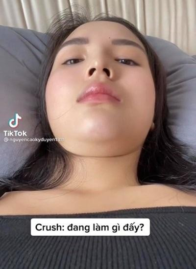 br/> Thường xuyên xuất hiện lung linh trước công chúng, khuôn mặt chuẩn mực, body cân đối… chính là những điều làm nên sức hút của sao Việt. Tuy nhiên điều này chỉ đúng với thời... ngày xưa mà thôi. Gần đây, nhiều mỹ nhân Việt đã lanh lẹ học hỏi dân mạng để theo kịp trào lưu khoe nọng, bất chấp việc "phá vỡ" hình tượng đẹp đẽ mà tự "dìm hàng" bản thân bằng ảnh chụp cận.