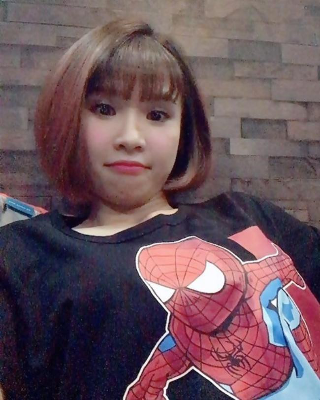 Khởi My góp vui bằng hình ảnh cố cúi mặt xuống nhưng vì gương mặt nhỏ nên ca sĩ "chưa đạt yêu cầu" lộ nọng cằm.