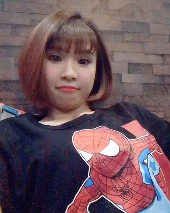 Khởi My góp vui bằng hình ảnh cố cúi mặt xuống nhưng vì gương mặt nhỏ nên ca sĩ "chưa đạt yêu cầu" lộ nọng cằm.