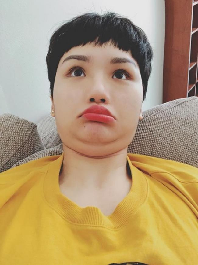 Miu Lê không kém cạnh khi khoe mình có "2 chiếc cằm". Là sao Việt từng có thân hình mũm mĩm nên bức ảnh càng minh chứng cho việc đang lên cân của cô. Dù vậy hình ảnh của giọng ca "Lặng Thầm Yêu" vẫn vô cùng dễ thương và được khen ngợi với khoảnh khắc meme này.