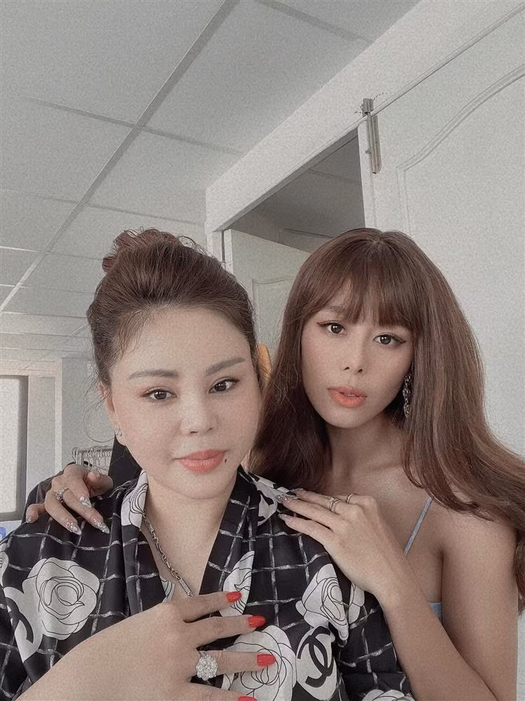 Màn so kè nhan sắc của cặp chị em "dao kéo" nhận được nhiều sự quan tâm của công chúng. Nếu như Lê Giang từng không ngần ngại thú nhận đã "sửa sang" gương mặt với cả chục lần đại phẫu thì Nam Thư lại nổi tiếng với màn "lột xác" đỉnh cao sau nhiều năm vào nghề nhờ nâng mũi.