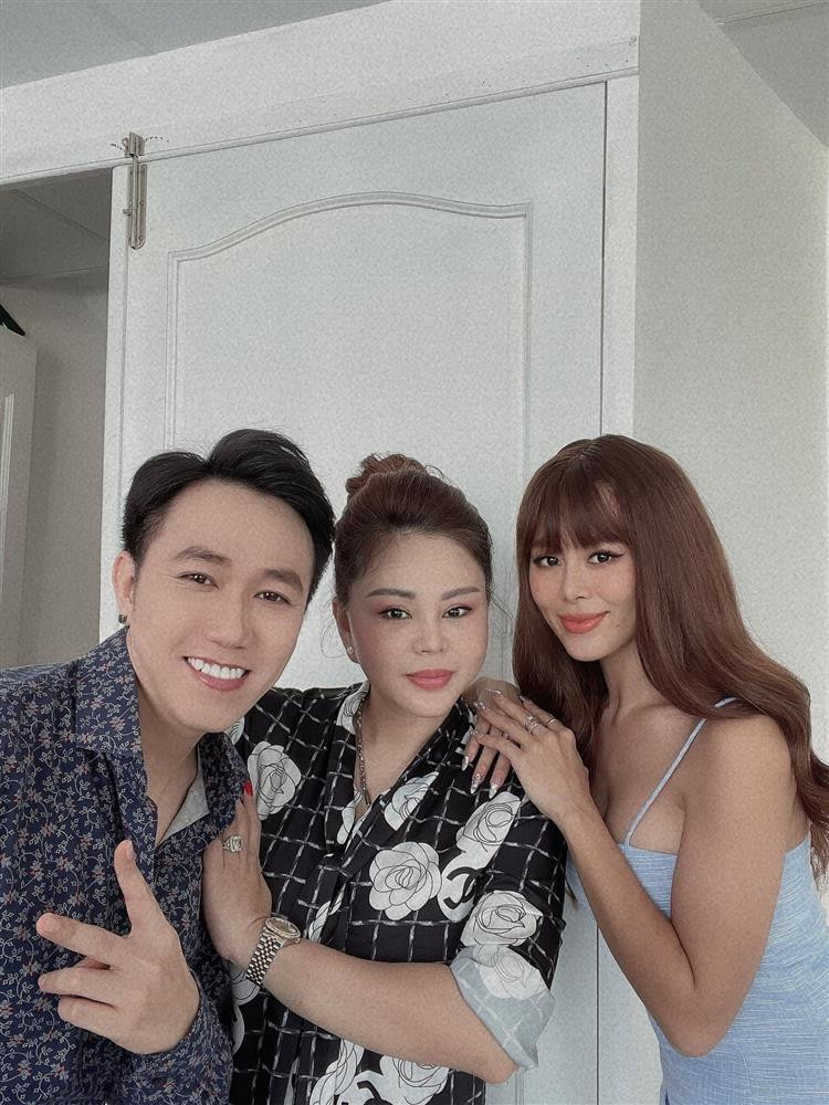 Một thời gian dài trung thành với tóc thẳng hoặc uốn nhẹ, chỉ nhuộm đen hoặc nâu đơn giản, vậy nên tóc mới sáng màu khiến dân tình suýt không nhận ra Nam Thư. Đã vậy người đẹp 8X còn để mái bằng hack tuổi khiến gương mặt càng thêm lạ lẫm.