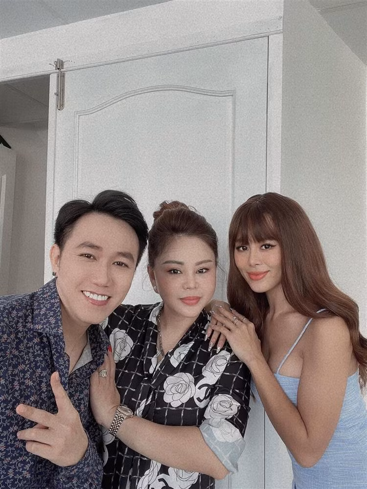 Một thời gian dài trung thành với tóc thẳng hoặc uốn nhẹ, chỉ nhuộm đen hoặc nâu đơn giản, vậy nên tóc mới sáng màu khiến dân tình suýt không nhận ra Nam Thư. Đã vậy người đẹp 8X còn để mái bằng hack tuổi khiến gương mặt càng thêm lạ lẫm.