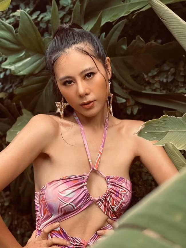 Trong giới hài, Nam Thư cũng được xem là mỹ nhân, hình thể chuẩn bậc nhất, thậm chí được khen nóng bỏng không kém cạnh hoa hậu. 