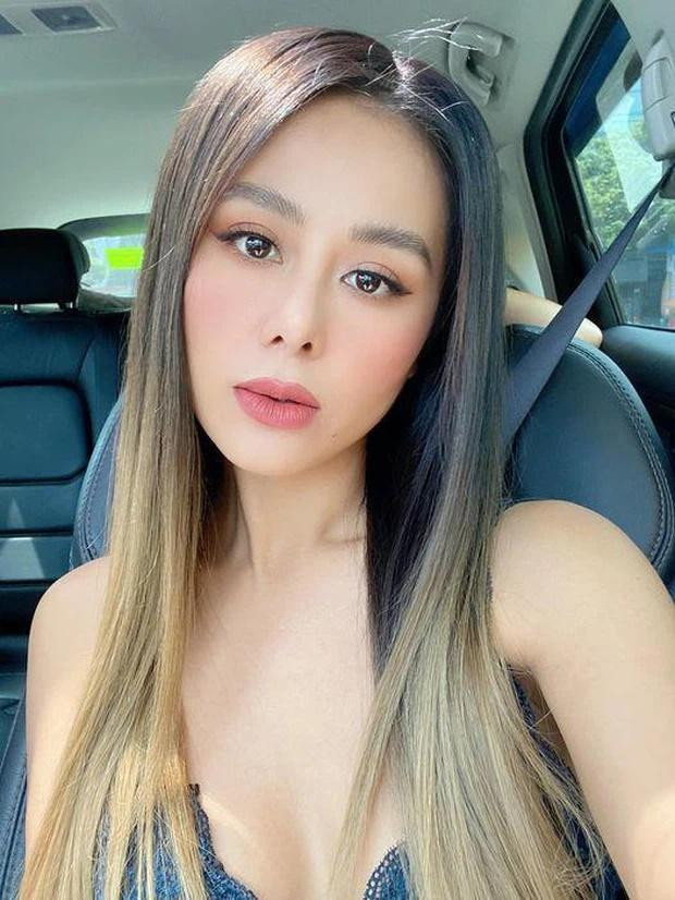 Không giấu nhẹm như nhiều sao Việt khác, nữ diễn viên hài từng công khai chỉnh sửa mũi. Từ ngày phẫu thuật thẩm mỹ, nhan sắc của Nam Thư thăng hạng hơn hẳn.