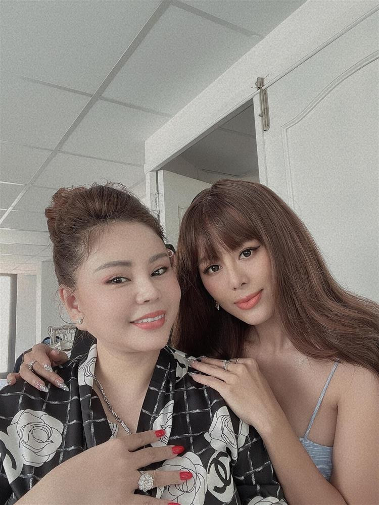 Ở một vài góc máy, Nam Thư còn để lộ gương mặt nhọn hoắt.