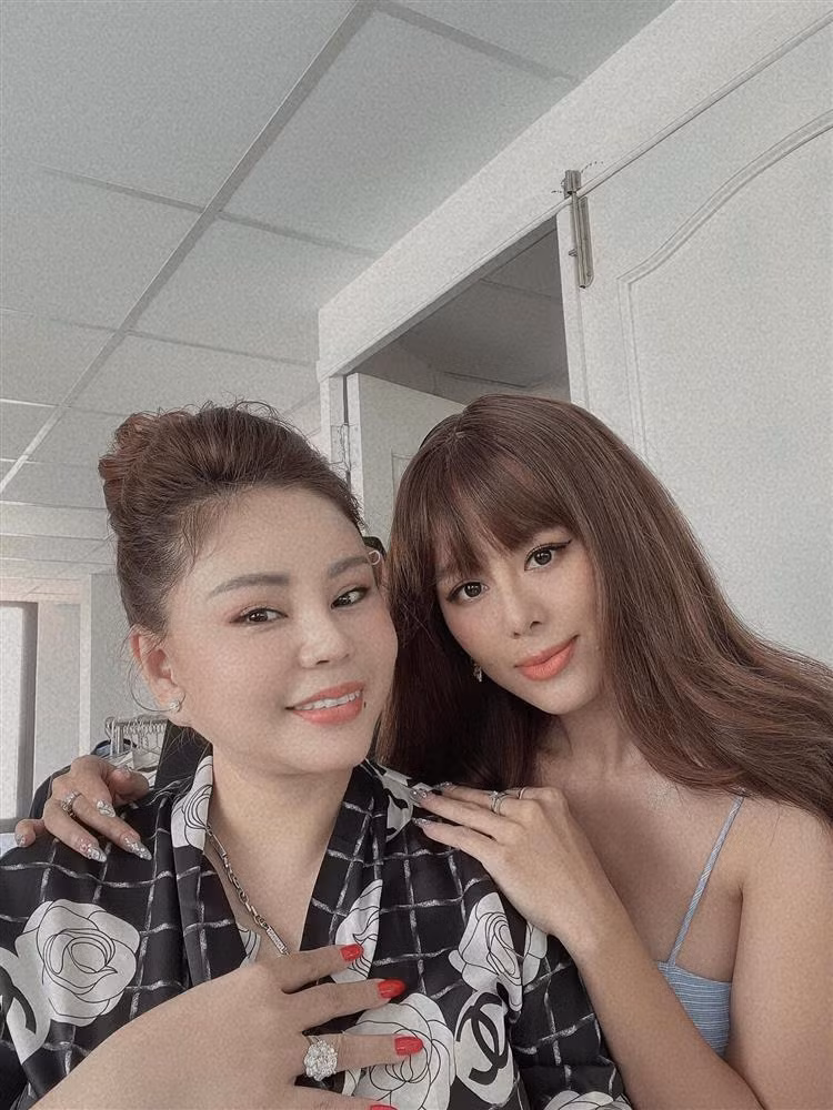 Ở một vài góc máy, Nam Thư còn để lộ gương mặt nhọn hoắt.