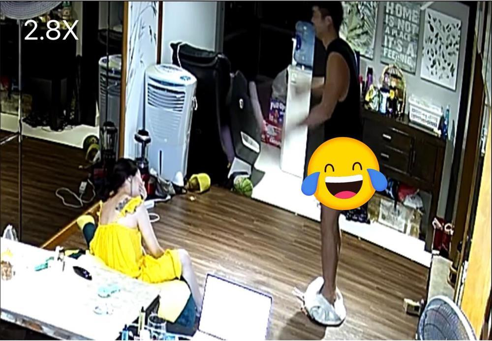 br/> Mới đây, Pha Lê đăng tải hình ảnh gây chú ý trên trang cá nhân. Trong ảnh là khoảnh khắc ông xã nữ ca sĩ tập thể dục tại gia bằng phương pháp nhảy dây. Tuy nhiên, sự cố hi hữu đã xảy ra khi bạn đời Pha Lê... bị tụt quần trong lúc hăng say tập luyện, khiến nữ ca sĩ chỉ biết cười giòn tan. Cô hóm hỉnh viết kèm: "Tui ngồi đếm cho chồng tui nhảy dây mà tui cười điên loạn. Nhảy sao mà một lúc mất luôn cái quần".