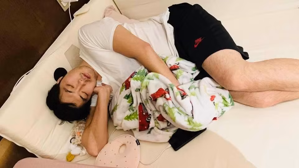 Pha Lê cũng nhiều lần "dìm hàng" bạn đời bằng hình ảnh đỡ không nổi.