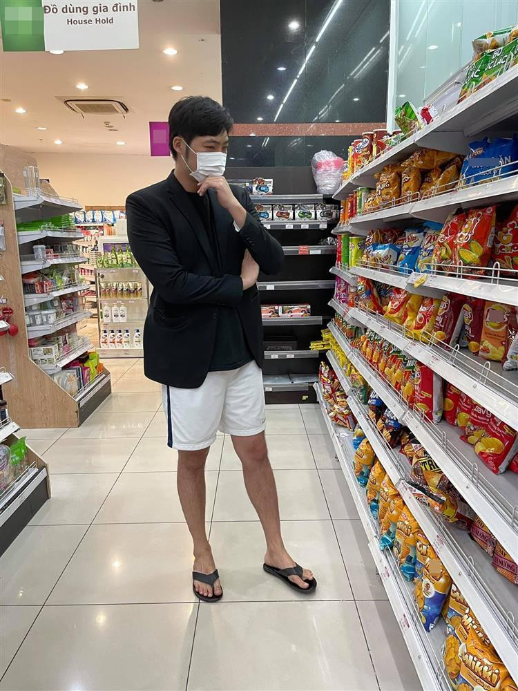 Phong cách "trên đông dưới hè" của doanh nhân Emmanuel Shin trong một lần đi... chợ.