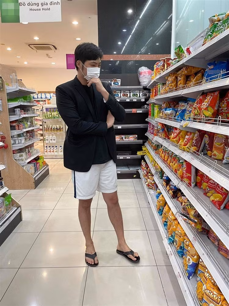 Phong cách "trên đông dưới hè" của doanh nhân Emmanuel Shin trong một lần đi... chợ.