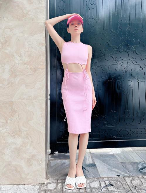 Lệ Quyên thích set đồ gồm croptop và chân váy khoe khéo được body thon gọn và vòng 2 không chút mỡ thừa này đến mức còn tạo dáng đứng ngay trước biệt thự triệu đô của mình.