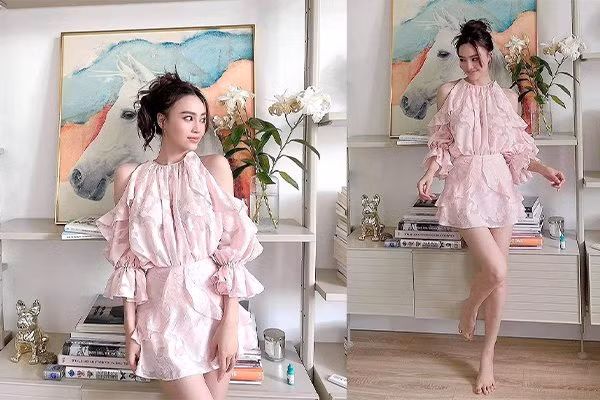 Lan Ngọc diện chiếc váy hồng nhạt xẻ vai đầy nữ tính kết hợp với tông make up nhẹ nhàng tạo nên hình ảnh đầy nữ tính khác lạ.