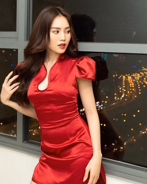 Lan Ngọc xử lý khéo léo váy sườn xám cách tân để không lộ khuyết điểm trên cơ thể.