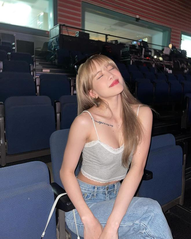 i cũng biết Thiều Bảo Trâm có số đo ba vòng chuẩn chỉnh nhưng hiếm khi cô mặc đồ quá hở vòng 1. Bởi vậy lần hở bạo này khiến nhiều người mắt tròn mắt dẹt.