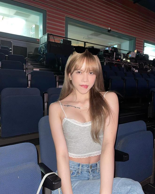 Mới đây trên trang cá nhân, Thiều Bảo Trâm đăng tải loạt ảnh khoe visual cực xịn với màu tóc mới nhuộm sáng, làm nổi bật làn da trắng mịn. Đáng chú ý, cô chọn diện chiếc áo hai dây ngắn ngủn "hack" vòng 1 căng tràn đến là ảo diệu.