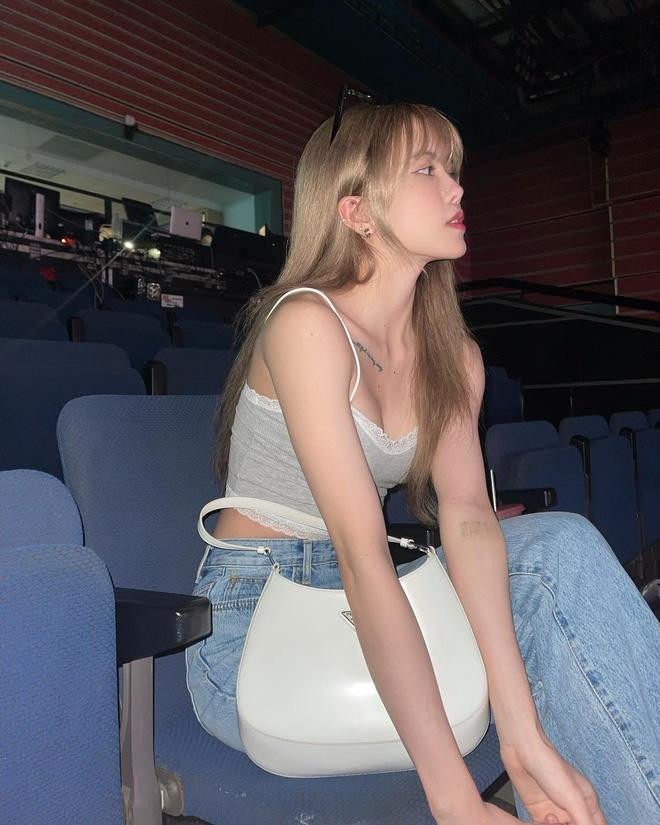 Chiếc áo ngắn lại ôm sát giúp Thiều Bảo Trâm khoe trọn "vốn liếng" là vòng eo con kiến trứ danh. Sau bao ngày tập luyện chăm chỉ, đây là thành quả của Thiều Bảo Trâm và cũng là vóc dáng mà hội chị em mơ ước.