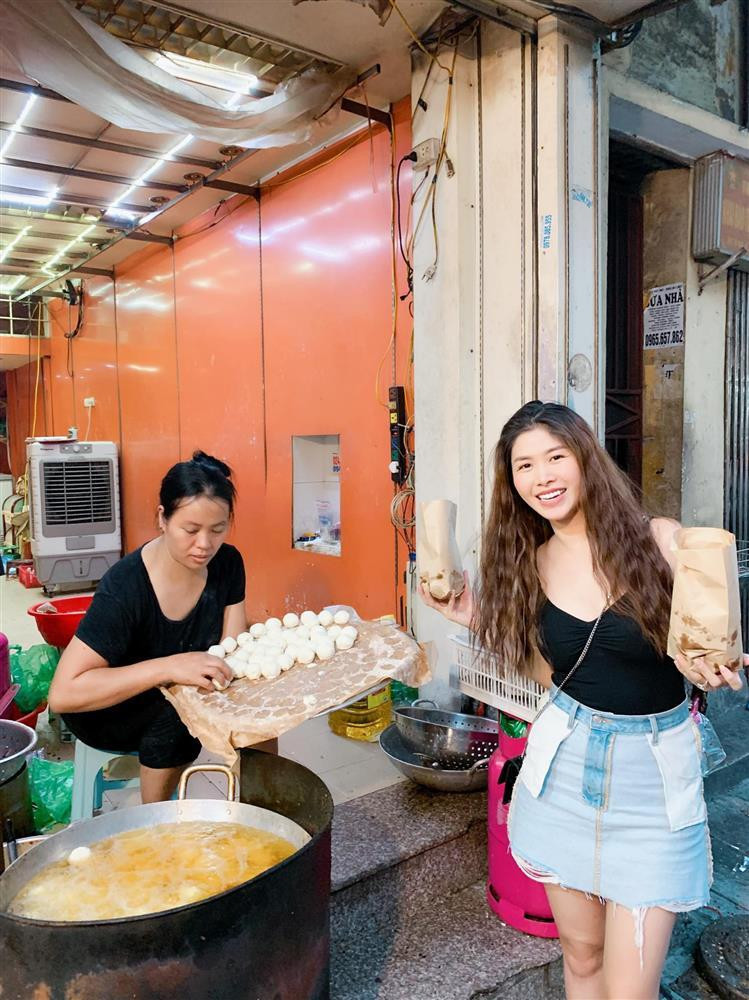 Còn trường hợp của Thủy Anh - vợ ca sĩ Đăng Khôi thì không phải là mặc váy trái mà khẳng định...mốt nó thế!