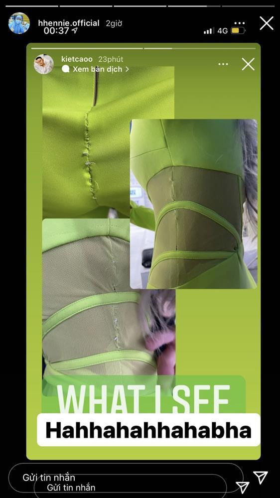 Cách đây không lâu, khi ghi hình một chương trình truyền hình thực tế, Top 5 Miss Universe 2018 cũng từng tự bóc phốt mình mặc đồ bục chỉ, chắp vá khá lôm côm. Không rõ do hoạt động mạnh đến bục cả đồ hay vì muốn siết lại trang phục cho vừa với cơ thể mà H'Hen Niê và ekip phải dùng đến giải pháp "tạm bợ" như thế này.