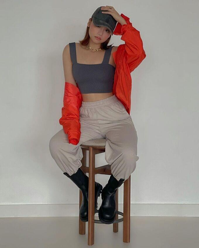 Những item bó sát là tội lỗi với những cô nàng tạng người đô con như Miu Lê, bởi chúng dễ làm lộ những khuyết điểm trên cơ thể. Hiện tại, cô nàng đã "đoạn tuyệt" với quần dài bó sát, thay vào đó là các kiểu quần dáng rộng.