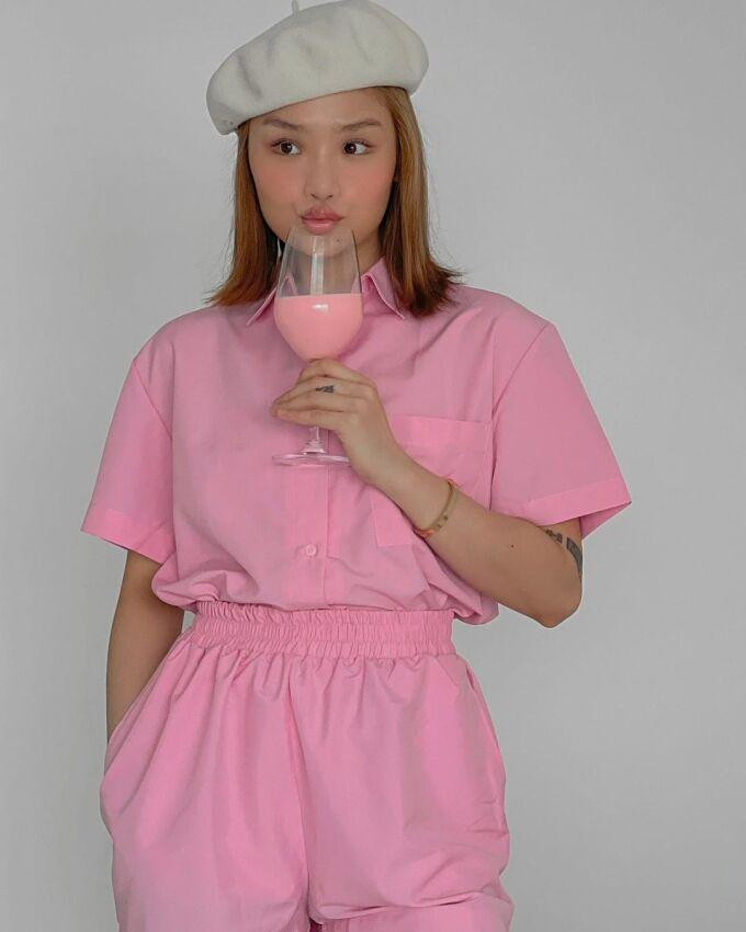 Cô nàng thể hiện khả năng sáng tạo trong những bức hình bằng cách diện trang phục màu nào, cô chọn phụ kiện đi kèm đúng tông màu đấy. Mặc set đồ màu hồng, cô cầm trên tay một ly sữa hồng rất tông xuyệt tông.