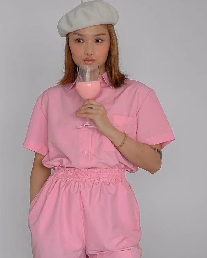 Cô nàng thể hiện khả năng sáng tạo trong những bức hình bằng cách diện trang phục màu nào, cô chọn phụ kiện đi kèm đúng tông màu đấy. Mặc set đồ màu hồng, cô cầm trên tay một ly sữa hồng rất tông xuyệt tông.