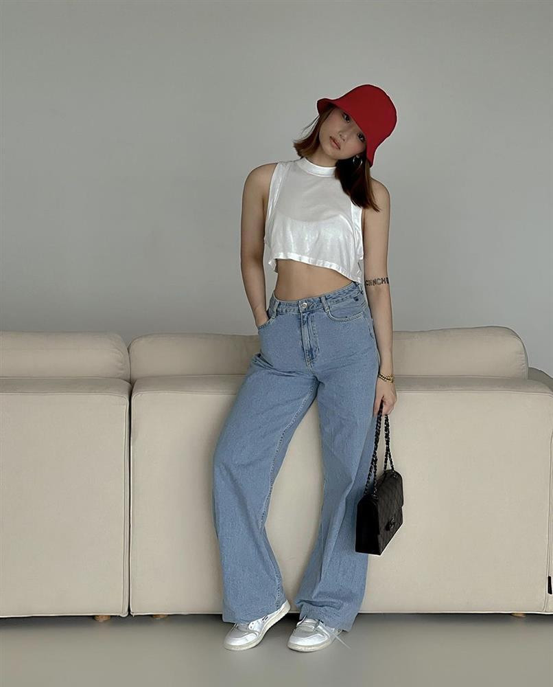 Với quần ống rộng, nữ ca sĩ thường mix cùng áo croptop để tổng thể trông gọn gàng, hack dáng.