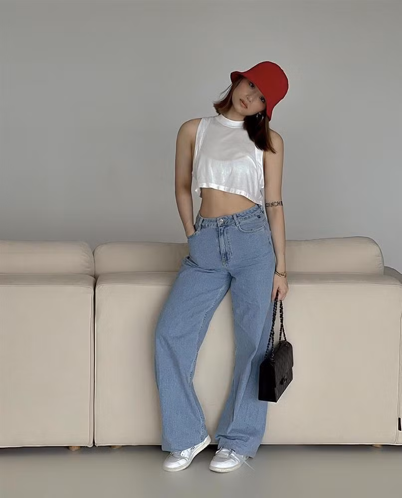 Với quần ống rộng, nữ ca sĩ thường mix cùng áo croptop để tổng thể trông gọn gàng, hack dáng.