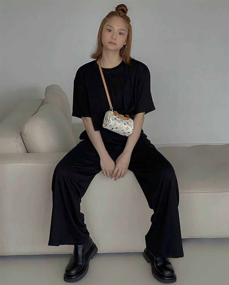 Màu tối sẽ khiến hiệu ứng thị giác nhỏ hơn, vì vậy người mũm mĩm mặc quần áo tối màu sẽ giúp họ trông gầy và nhỏ hơn bình thường.