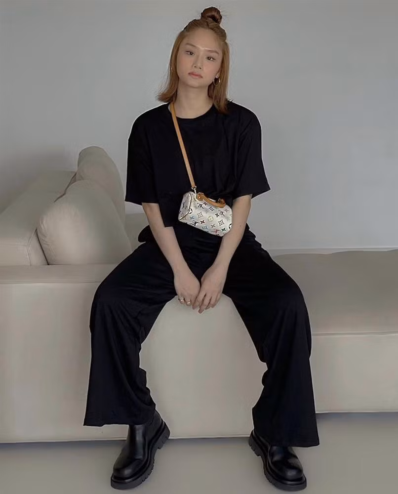 Màu tối sẽ khiến hiệu ứng thị giác nhỏ hơn, vì vậy người mũm mĩm mặc quần áo tối màu sẽ giúp họ trông gầy và nhỏ hơn bình thường.