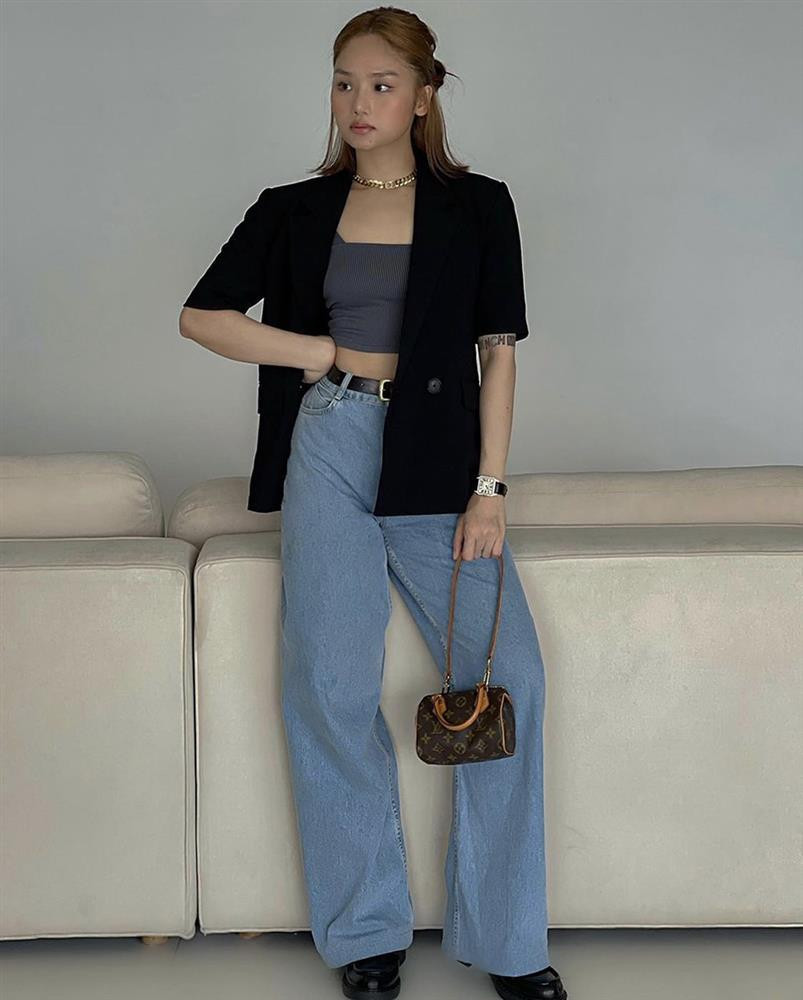 Quần jeans ống suông, rộng chừng mực được Miu Lê ưa chuộng nhất mùa hè. Cô sử dụng món đồ này một cách linh hoạt theo từng set đồ.