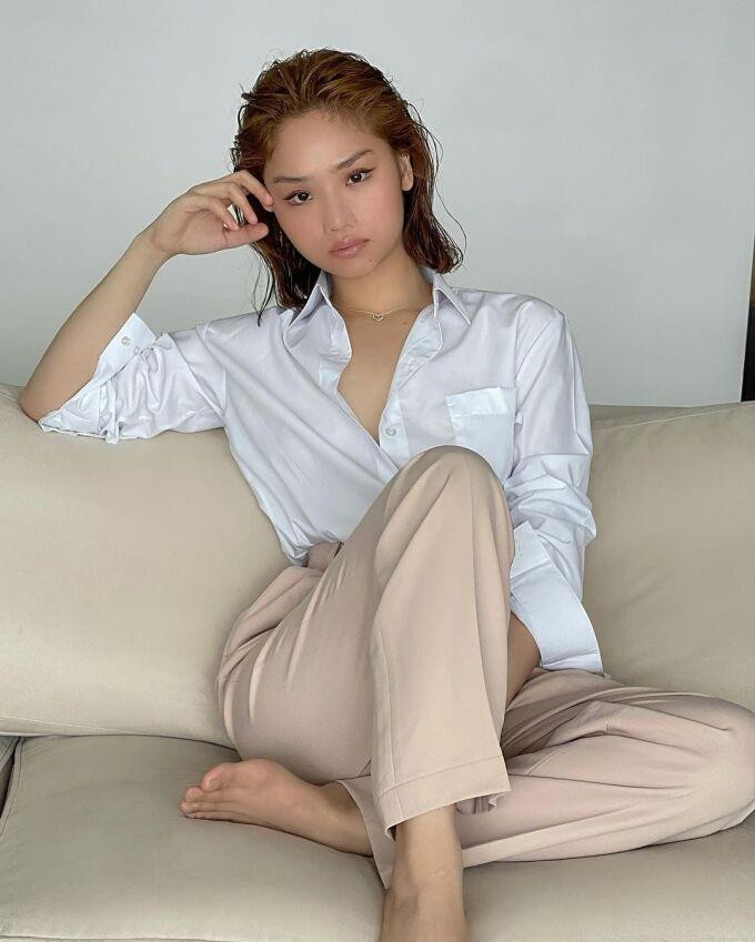 Kết hợp cùng lối trang điểm tông nude "có như không có", Miu Lê trở nên rất trẻ trung, hiện đại, tạo nét sexy đầy phóng khoáng. Với phong độ hiện đại, không có gì ngạc nhiên khi Miu Lê từ "thảm họa thời trang" trở thành "nữ hoàng thời trang" mới của Vbiz.